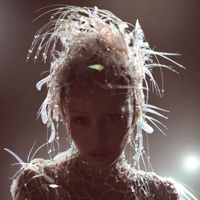 MILEY CYRUS - SOMETHING BEAUTIFUL